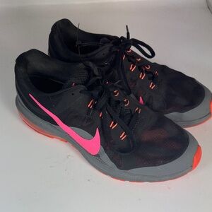 Nike Women's Black and Pink Athletic Shoes